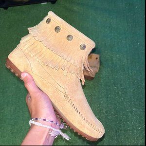 Minnetonka double fringe side zip boot--EUC womens size 8.5-Dusty Brown